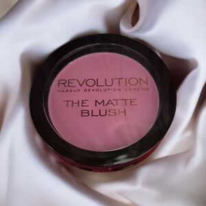Makeup Revolution London The Matte Blush Powder – Shade Divine – New